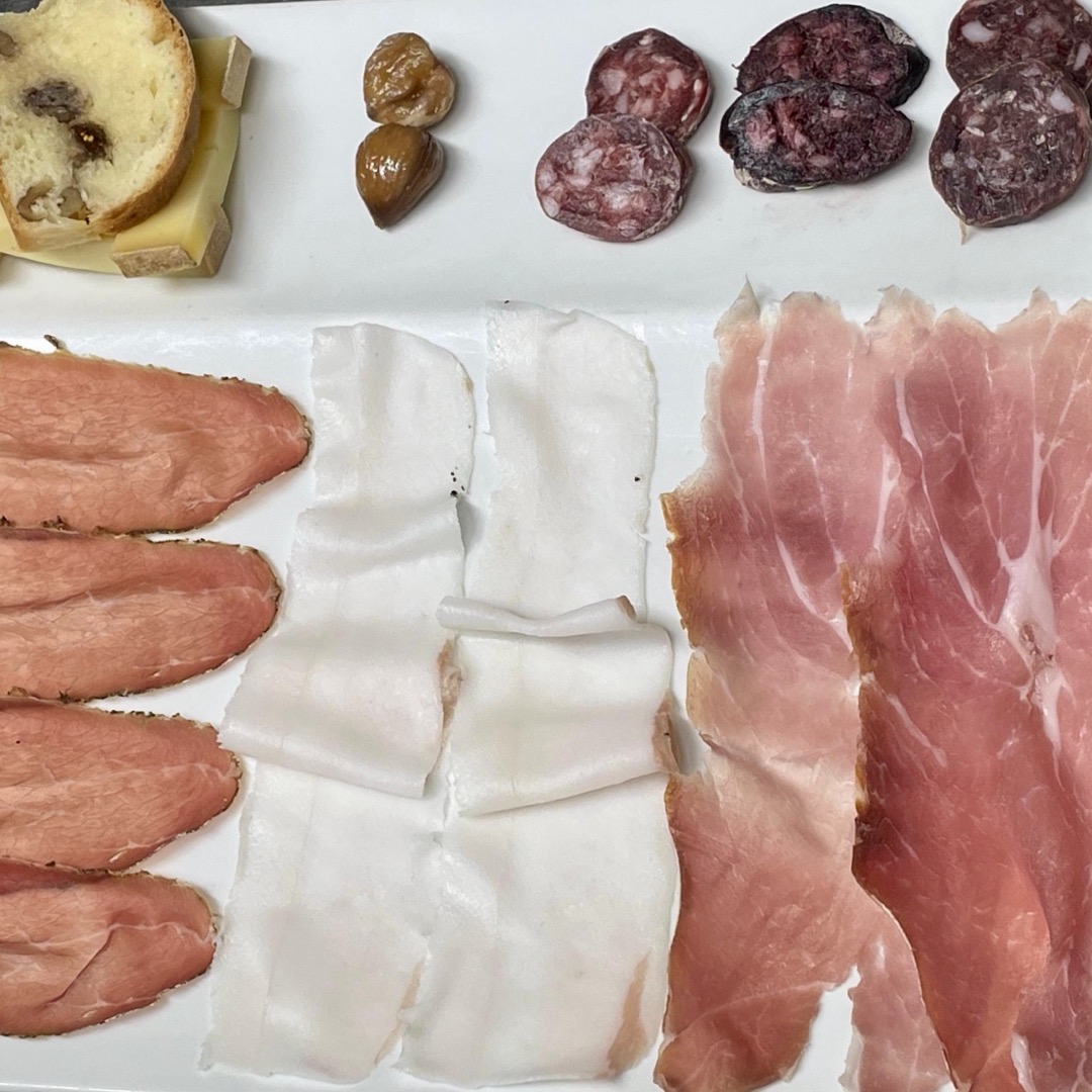 Affettato alla valdostana con salumi e fontina, cucina tipica valdostana