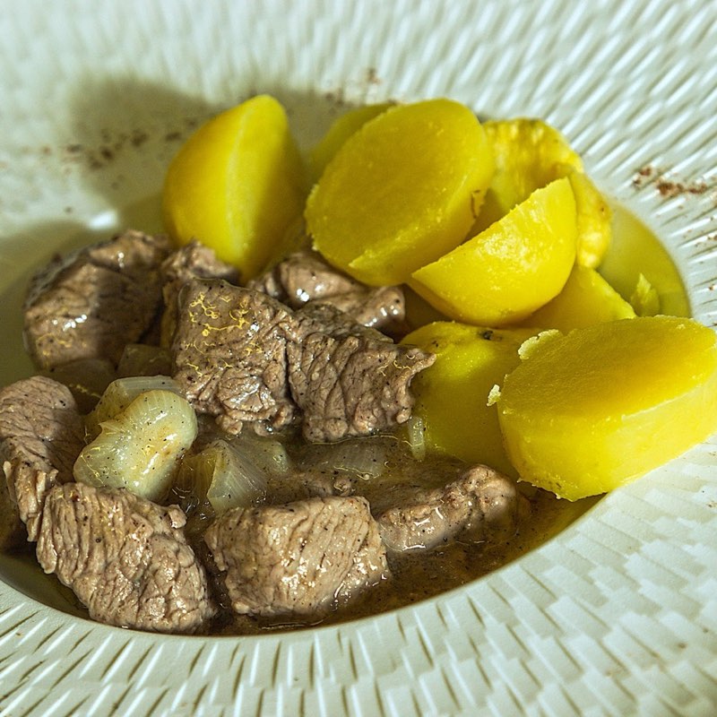 Carbonade con patate, piatto della cucina tipica valdostana