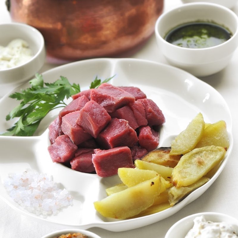 Fondue bourguignonne con carne a cubetti, nel menù dell'Osteria da Nando