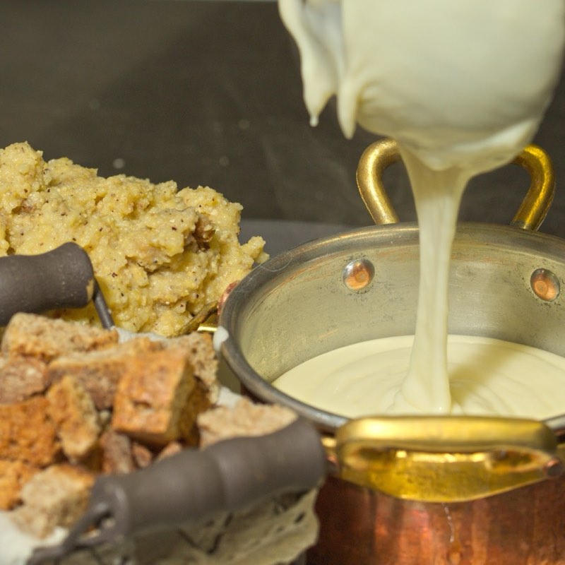 Fonduta alla valdostana con fontina, piatto tipico della cucina valdostana
