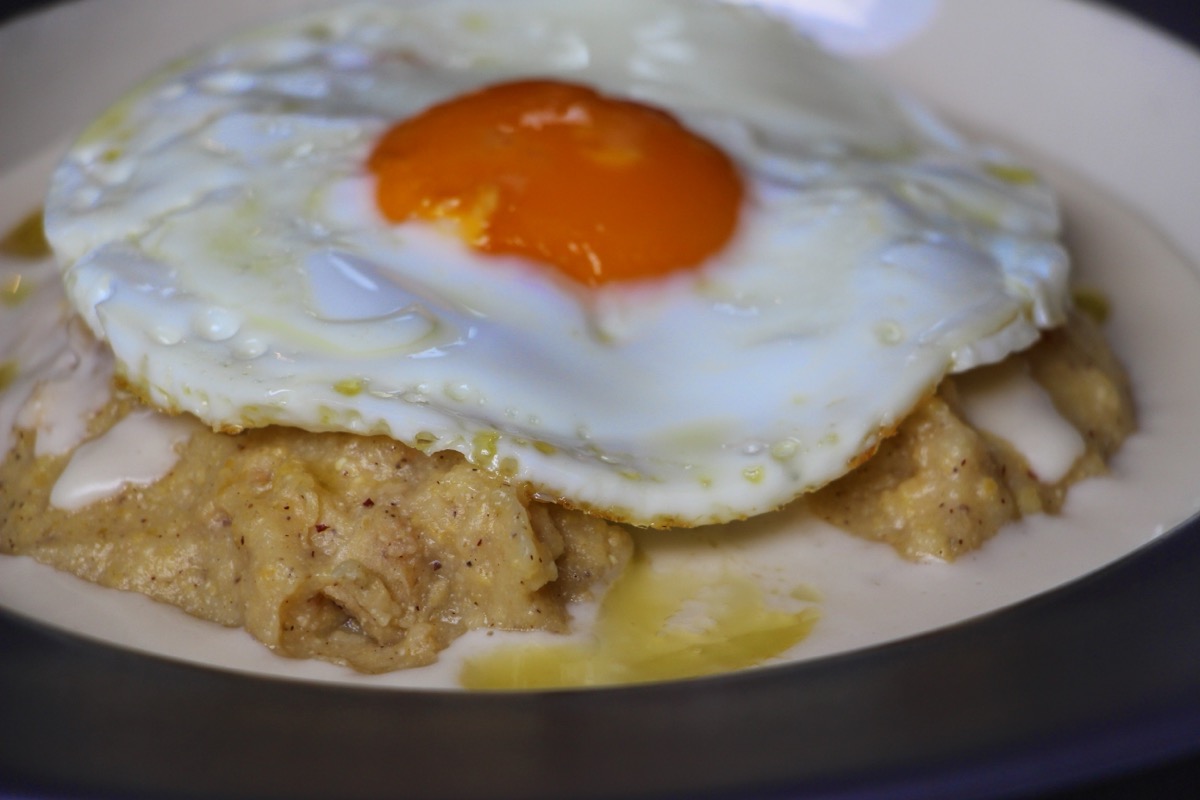 Polenta della casa con uovo, piatto della cucina tipica valdostana