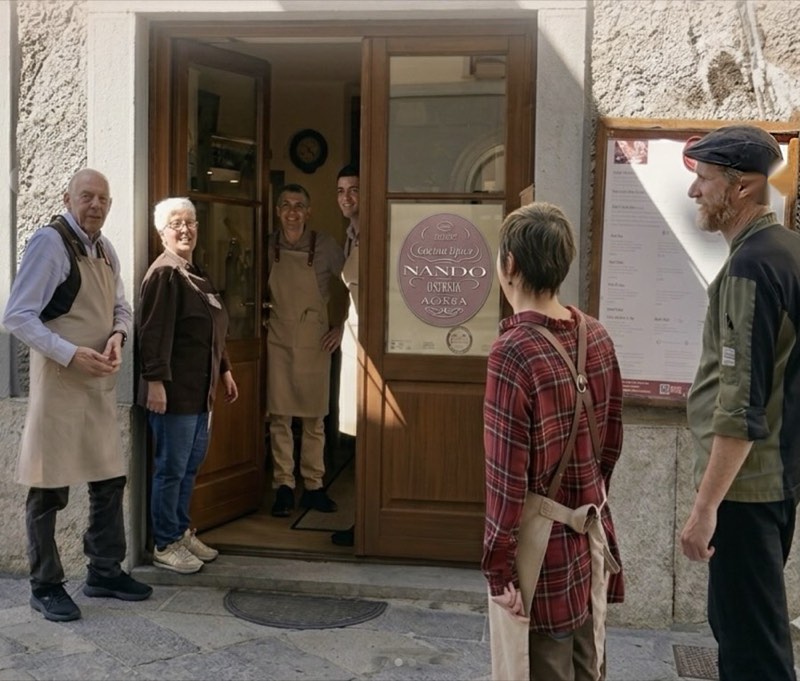 Lo staff dell'Osteria da Nando all'ingresso del locale