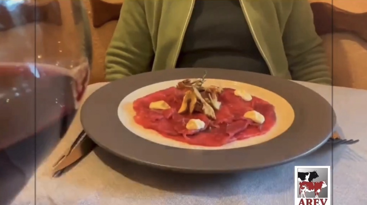 Video della carne messata, piatto tipico valdostano dell'Osteria da Nando
